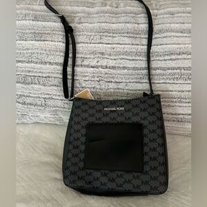 ❤️‍🔥Michael Kors Signature GLORIA Pocket Swing Pack Crossbody Black & Gray♠️